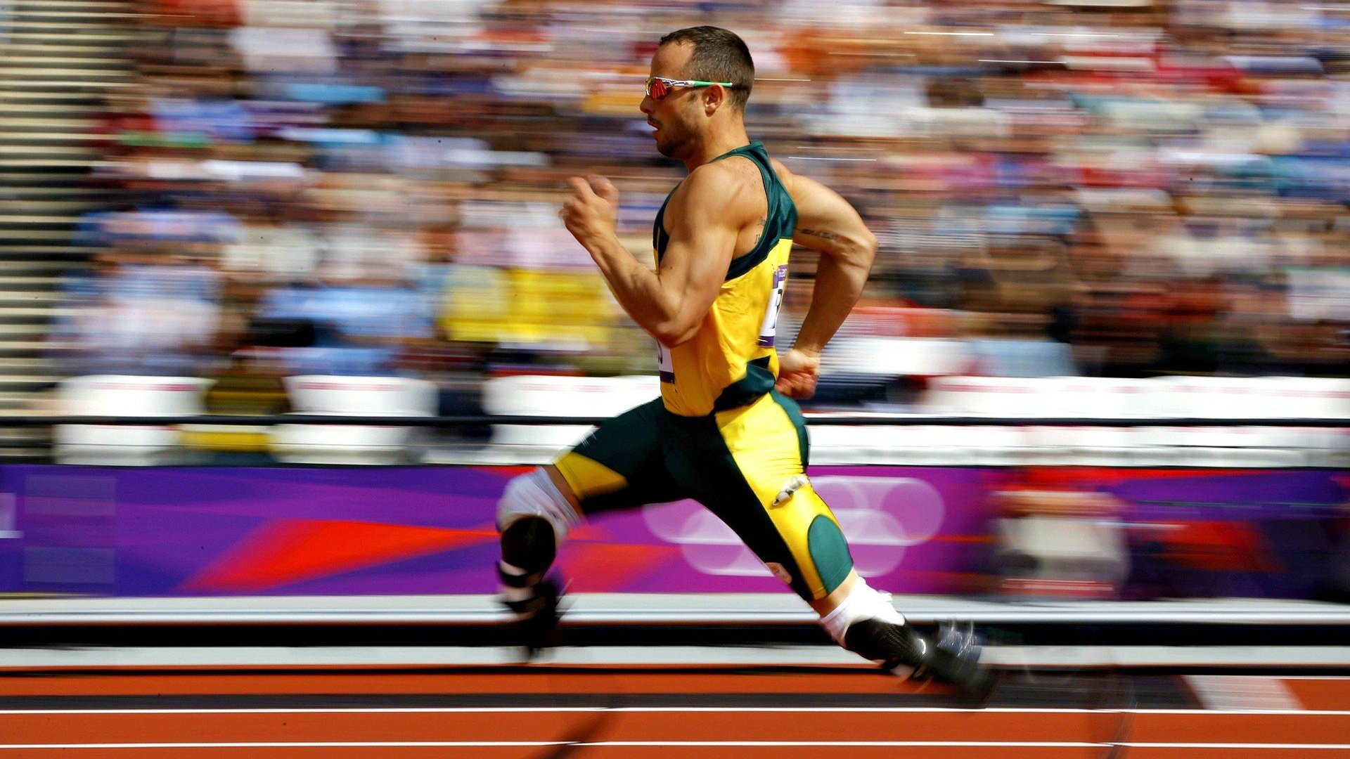 足球青年联赛引入防摔装备保障安全,青年足球队